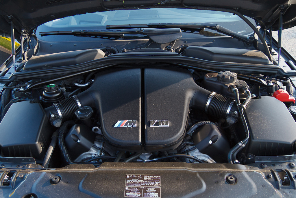 BMW M5 E60: The V10 Family Saloon 4 BMW M5 S85B50 Engine