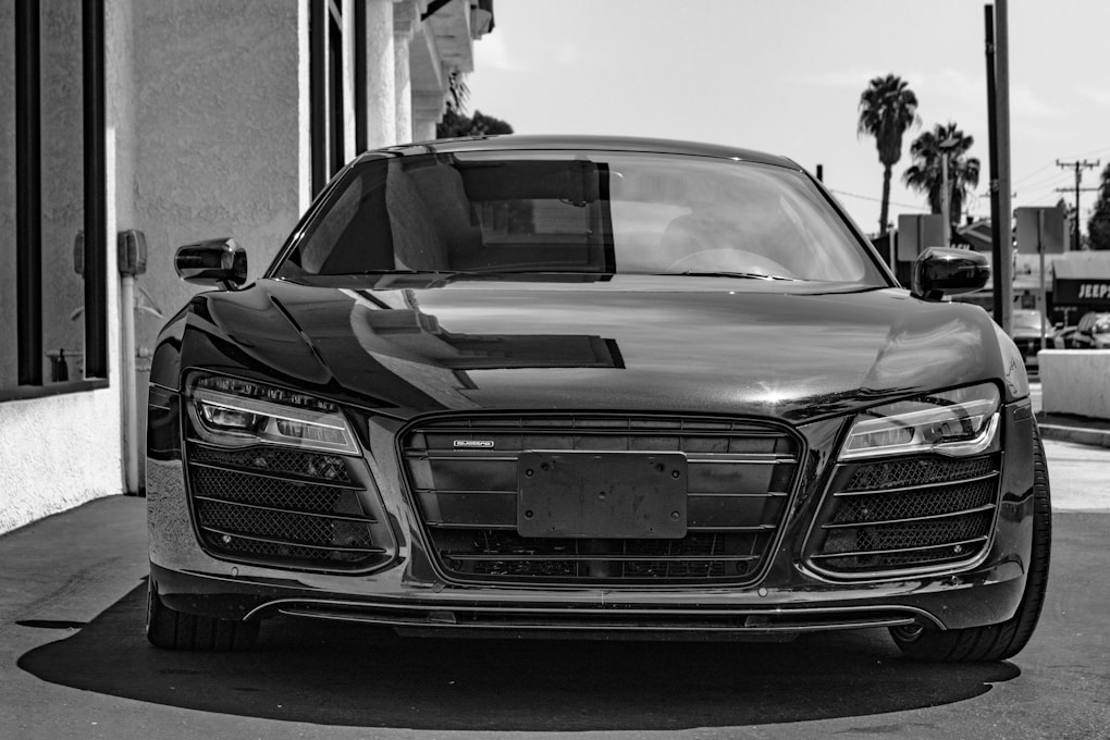 black audi r8 v10